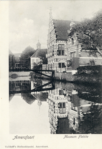 12706 Gezicht op de Westsingel te Amersfoort uit het zuidwesten; met rechts de voorgevel van het Museum Flehite ...